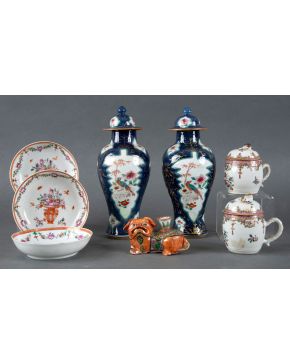 401-Conjunto en porcelana china esmaltada y vidriada para la exportación, Compañía de Indias, Dinastía Qing, s. XVIII / XIX, de diferentes p