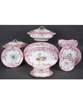 2444-Vajilla en porcelana centroeuropea, c. 1900, esmaltada, dorada y vidriada, en tonos rosas con motivos de aves en campo. Con marcas en l