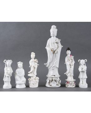 408-ESCUELA CHINA. S. XX Deidades" Variado lote de seis esculturas en porcelana esmaltada y vidriada, "blanc de chine". Leves faltas. 