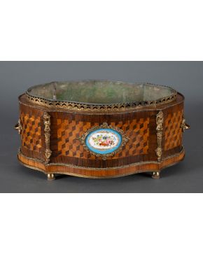 2395-Elegante jardinera de mesa Napoleón III, Francia, c. 1870.  En madera tallada con chapa de palo de rosa y palo de violeta  con marquete