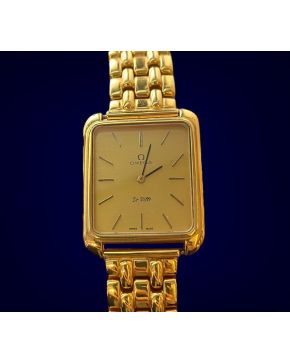 2358-ELEGANTE RELOJ DE PULSERA CON CAJA Y BRAZALETE EN DORADO. 