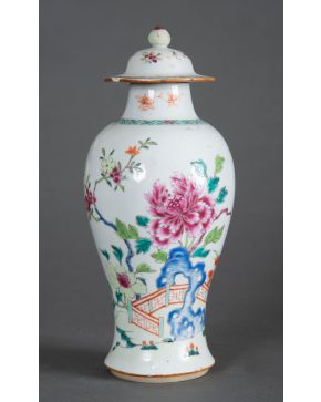 409-Tibor con tapa, en porcelana Compañía de Indias, Familia Rosa, S. XIX. Decoración de motivos florales esmaltada y vidriada. Altura: 2