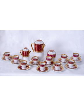 2429-Juego de café en porcelana de Limoges, con friso en frambuesa con detalles dorados. Se compone de 10 tazas, 12 platitos, cafetera, lech