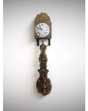 2371-Reloj de pared tipo Moret con caja y péndulo en latón dorado, pintado y relevado. Esfera con numeración romana y mecanismo cuerda a lla