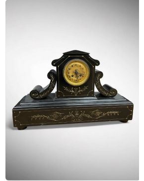 2376-Reloj de sobremesa en mármol negro con detalles vegetales en dorado, Napoleón III, Francia, S. XIX. Esfera con numeración arábiga y mec