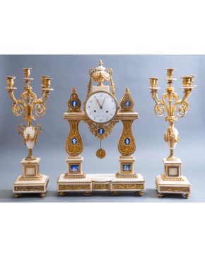 603-Importante reloj de pórtico estilo Luis XVI con guarnición de candelabros de cinco luces. Francia, s. XIX. En mármol blanco y bronce 