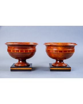 2394-Pareja de decorativas copas en madera con friso geométrico de marquetería. Sobre filos y bases cuadradas en madera ebonizada. Altura