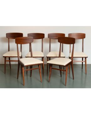 374-Lote de seis sillas de comedor Italianas c. 1955, estilo ICO PARISI en madera de teca ligeramente barnizada. Retapizadas en tapicería