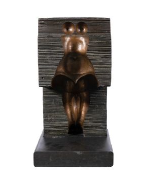 61-JOSEP MARÍA SUBIRACHS (Barcelona 1927-2014) Busto femenino" Bronce patinado Firmado Con sello de fundición Medidas: 62 x 4