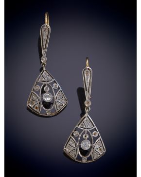 10-PENDIENTES ANTIGUOS CALADOS CON CAIDA DE DIAMANTES. Montura en oro amarillo 18k.