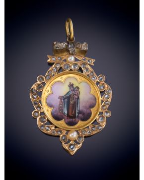 11-MEDALLA ANTIGUA DE LA VIRGEN DEL CARMEN EN ESMALTE CON MARCO DE DIAMANTES TALLA ROSA Y PERLITAS. Montura en oro amari