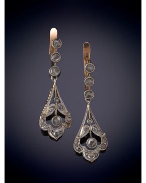 12-PENDIENTES ALFONSINOS DE DIAMANTES TALLA ANTIGUA. Montura en oro y platino.