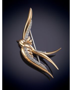 17-BELLO BROCHE GAVIOTA DE ORO AMARILLO DE 18K CON BRILLANTES EN ORO BLANCO. 