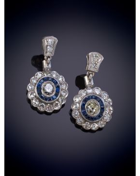 234-BELLOS PENDIENTES OJO DE PERDIZ DE DIAMANTES TALLA ANTIGUA Y ZAFIROS CALIBRADOS. Montura en oro blanco 18k.