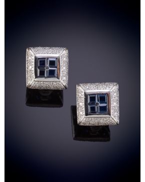 237-PENDIENTES DE DISEÑO CUADRADO CON CENTRO DE ZAFIROS TALLA PRINCESA ORLADOS POR BRILLANTES MONTADOS EN PAVÉ en oro bl