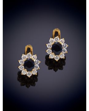 244-ELEGANTES PENDIENTES ROSETÓN DE ZAFIROS OROLADOS POR BRILLANTES. Montura en oro amarillo 18k.