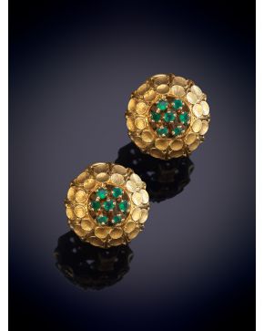 259-PENDIENTES REDONDOS CON ESMERALDITAS, MONTURA RIZADA EN ORO AMARILLO DE 18K. 