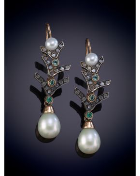 265-PENDIENTES ANTIGUOS CON CAIDA DE PERLA, DIAMANTES Y ESMERALDAS. Montura en oro y plata.