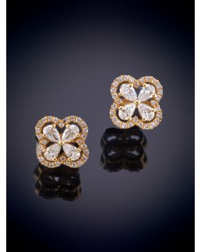 268-BELLOS PENDIENTES DE DISEÑO FLORAR CUAJADOS EN BRILLANTES. Montura en oro amarillo de 18k. 