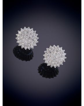 280-ELEGANTES PENDIENTES DE BRILLANTES MONTADOS EN PAVÉ. Montura en oro blanco de 18k. 