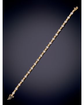 284-FINA PULSERA RIVIERE DE BRILLANTES CON UN PESO TOTAL DE 1,70CT. APROX. Sobre una montura chatón en oro amarillo de 1