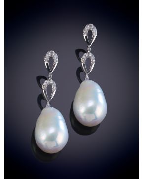 290-PENDIENTES DE BRILLANTES CON CAIDA DE PERLA AUSTRALIANA. Montura en oro blanco 18k.