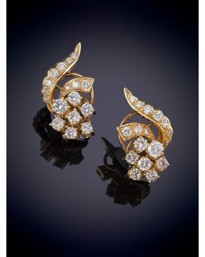 304-BELLOS PENDIENTES EN RACIMO DE BRILLANTES . Montura en oro amarillo 18k. Peso total de brillantes: 2.60 ct aprox.