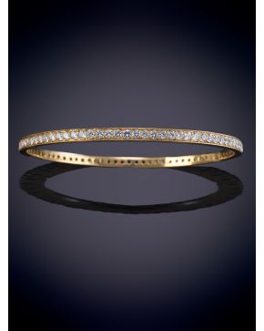 305-ELEGANTE PULSERA RÍGIDA SINFÍN DE BRILLANTES. Montura en oro amarillo 18k.