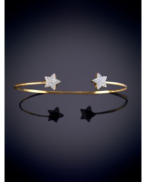 306-SENCILLA PULSERA RÍGIDA EN ORO AMARILLO CON REMATE DE ESTRELLAS CUAJADAS DE BRILLANTES. 