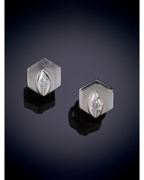 311-MODERNOS PENDIENTES DE BRILLANTES EN MONTURA HEXAGONAL en oro blanco mate y amarillo de 18k. 