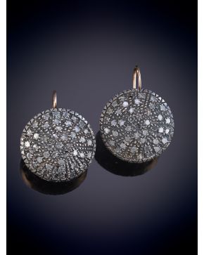 36-PENDIENTES EN BOTÓN CON DIAMANTES TALLA ANTUGUA. Montura en oro amarillo 9k y plata.