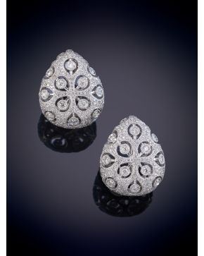 368-PENDIENTES EN GOTA DE BRILLANTES CALADOS. Montura en oro blanco 18k.