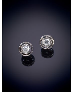 372-ELEGANTES PENDIENTES DE BRILLANTES MONTADOS EN CHATÓN DE UN PESO TOTAL DE 1 CT. Montura en oro blanco de 18k.  