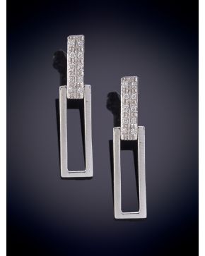 375-MODERNOS PENDIENTES DE BRILLANTES, Montura en oro blanco de 18k. 