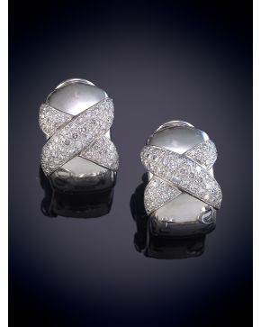 384-GRANDES PENDIENTES CRIOLLAS CON ASPA DE BRILLANTES SOBRE UNA MONTURA DE ORO BLANCO DE 18K. 