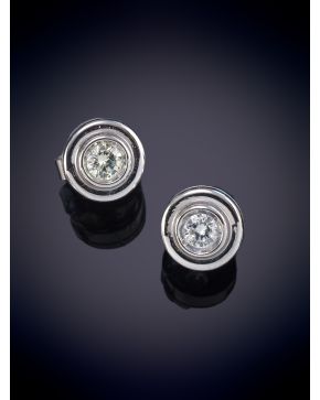 386-PENDIENTES EN CHATÓN DE BRILLANTES. Montura oro blanco 18k. Peso total de brillantes: 0.50 ct