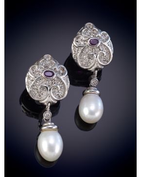 392-PENDIENTES DE BRILLANTES, CON RUBI Y PERLA DESMONTABLES. Montura en oro blanco 18k.