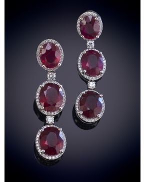 395-FAVORECEDORES PENDIENTES TRIOS DE RUBIES CON UN PESO TOTAL DE 22CT. APROX. TALLA OVAL, ORLADOS POR BRILLANTES. Sobre