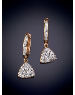 400-PENDIENTES CRIOLLAS  CON CAIDA Y DETALLES DE BRILLANTES. Montura en oro rosa 18k.