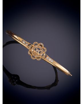 66-DELICADA PULSERA ANTIGUA CON FLOR DE DIAMANTES TALLA ANTIGUA SOBRE UNA MONTURA RÍGIDA DE ORO AMARILLO 18K.