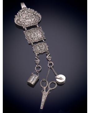 845-GRAN COLGANTE CHATELAINE EN PLATA S.XIX REPRESENTANDO DISTINTAS ESCENAS. 