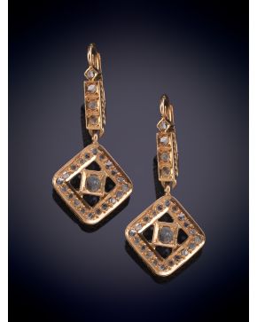 86-ANTIGUOS PENDIENTES S XIX CON CAIDA DE DIAMANTES TALLA ROSA. Montura en oro amarillo 18k.