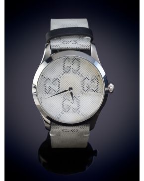 874-GUCCI"" RELOJ DE PULSERA CON CAJA EN ACERO Y BRAZALETE EN PLÁSTICO. Movimiento suizo de cuarzo. ""