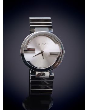 876-GUCCI"" RELOJ DE PUSLERA. CAJA Y BRAZALETE EN ACERO. MOVIMIENTO SUIZO DE CUARZO. Esfera gris. ""