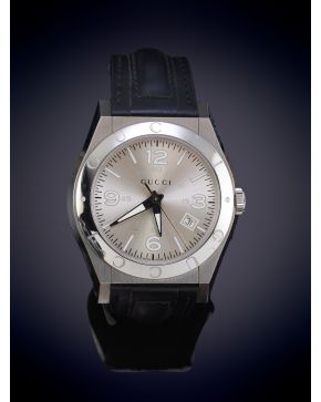 877-GUCCI"" RELOJ DE PULSERA CON CAJA EN ACERO. MOVIMIENTO SUIZO DE CUARZO. Esfera gris con numeración arábiga y a trazos