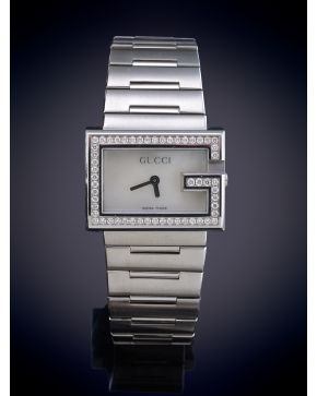 879-GUCCI"" RELOJ DE PULSERA CON BISEL EN BRILLANTES. Caja y brazalete en acero.Movimiento suizo de cuarzo""