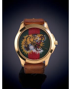 882-GUCCI"" RELOJ DE PULSERA EN ACERO DORADO. MOVIMIENTO SUIZO DE CUARZO. original esfera con pulsera en piel marrón y he