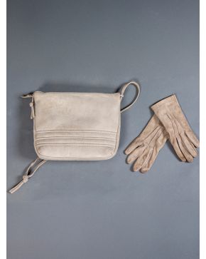 911-LOEWE"" CONJUNTO DE BOLSO BANDOLERA Y GUANTES EN ANTE GRIS.""