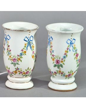 2297-Pareja de jarrones en porcelana esmaltada con decoración de guirnaldas. Algún piquete. Con marca Altura: 15 cm.