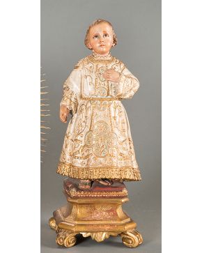 2219-ESCUELA ESPAÑOLA S. XX Niño Jesus"" Escultura en escayola dorada y policromada con ojos en pasta vítra, sobre peana. Altura: 45 cm""